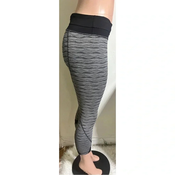LULULEMON ATHLETICA Women’s Capri Leggings - Picture 4 of 12